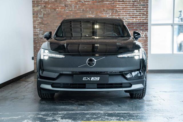 Volvo EX30 Cross Country Twin Motor Performance Ultra 69 kWh | Panoramadak | Harman Kardon Premium audio | All wheel drive | Stoelverwarming | 360° parkeercamera | Parkeerverwarming | Electrische bedienbare voorstoel | Google infotainment | 19" Cross Country wielen 