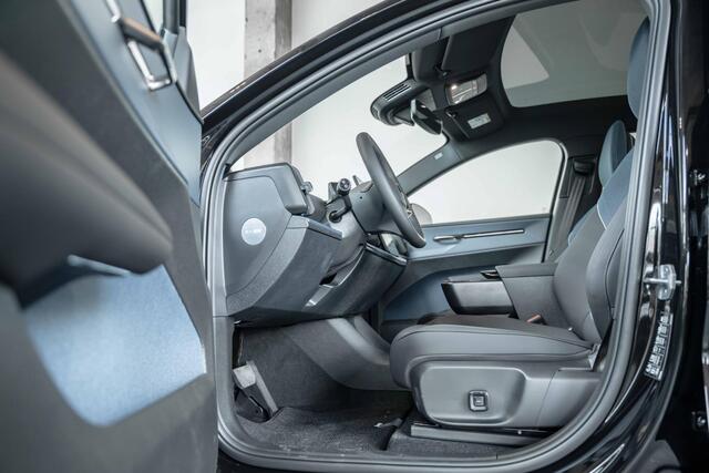 Volvo EX30 Cross Country Twin Motor Performance Ultra 69 kWh | Panoramadak | Harman Kardon Premium audio | All wheel drive | Stoelverwarming | 360° parkeercamera | Parkeerverwarming | Electrische bedienbare voorstoel | Google infotainment | 19" Cross Country wielen 