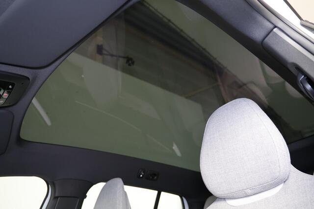 Volvo EX30 Performance Ultra Dark 69 kWh - Panoramadak - Climate Pack - 360º Camera - Harman/Kardon audio - Parkeersensoren voor & achter - 19' LMV
