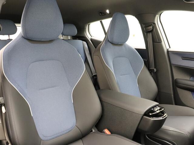 Volvo EX30 Extended Range Plus 69 kWh / Harman en Kardon audio / Elektr. achterklep / Camera achter / Pilot Assist / BLIS /