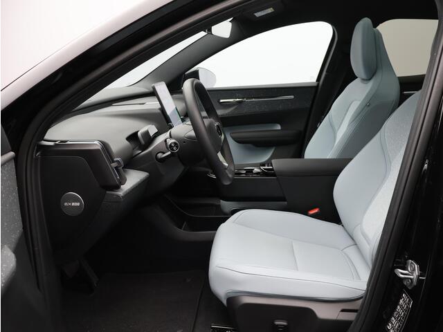 Volvo EX30 Single Motor Extended Range Ultra Automaat / Breeze Blue Interieur / Panoramisch Dak / 360* Camera / Elektrische Stoelen / Harman Kardon / Extra Getint Glas /