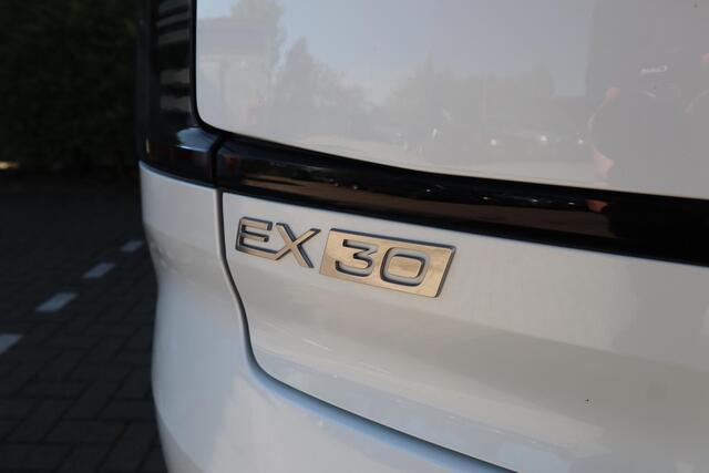 Volvo EX30 Single Motor Extended Range Plus 69 kWh | Warmtepomp | Trekhaak | Stoel/+Stuurwielverwarming |