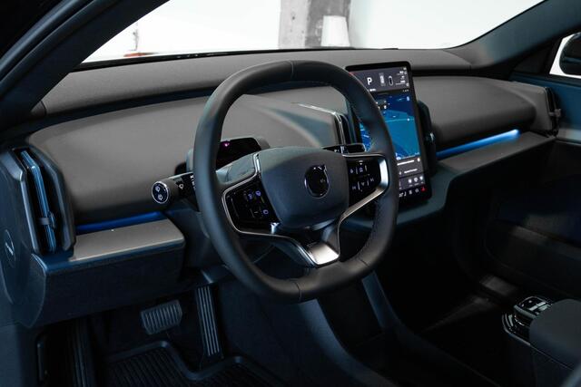 Volvo EX30 Cross Country Twin Motor Performance Ultra 69 kWh | 360º Parkeercamera | Panorama Dak | 22KW Boordlader | Elektrisch Verstelbare Voorstoelen | Audio by Harman Kardon | Keyless Entry | Extra Getint Glas Achter