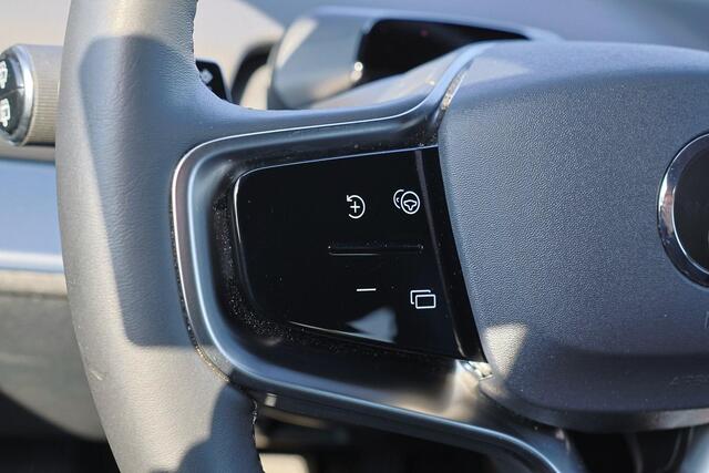 Volvo EX30 Extended Range Plus 69 kWh Adaptive Cruise Control - Climate pack - Parkeercamera achter - Elektrisch bedienbare voorstoelen - Verwarmde voorstoelen & stuur - Parkeersensoren voor & achter - Draadloze tel. lader - Extra getint glas - 20' LMV