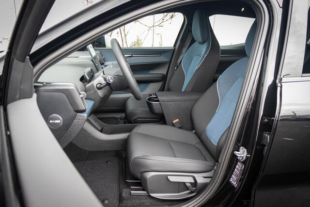 Volvo EX30 Single Motor Extended Range Plus 69 kWh | Trekhaak | Stoel en Stuurverwarming | Harman Kardon | Adaptieve Cruise Control |