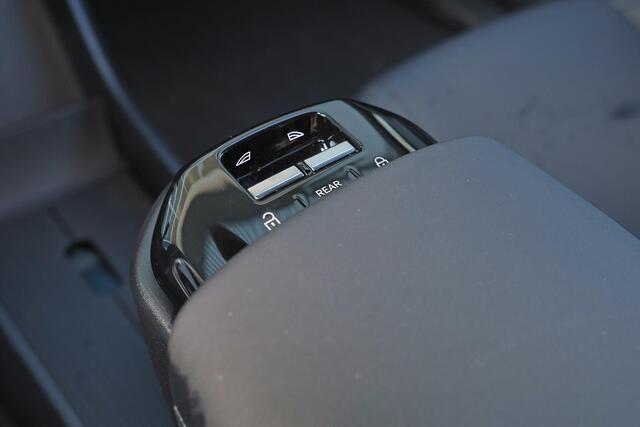 Volvo EX30 Plus 51 kWh - Climate Pack - Harman/Kardon audio - Parkeercamera achter - Parkeersensoren - Elektr. bedienb. bestuurdersstoel - Apple Carplay & Android Auto - Extra getint glas - 18' LMV