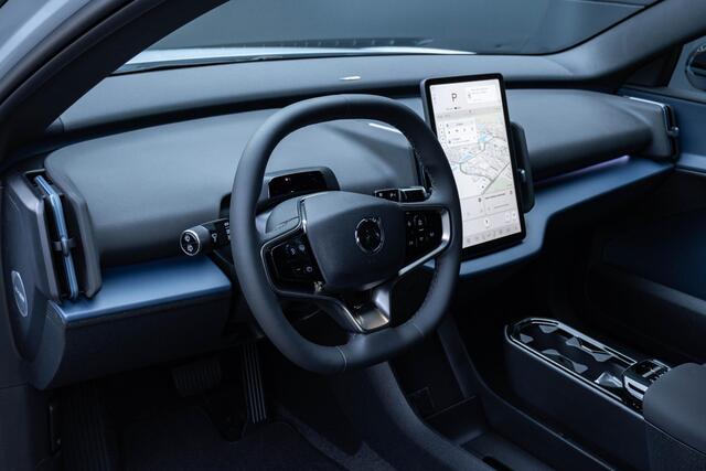 Volvo EX30 Single Motor Plus Europa 51 kWh Afneembare trekhaak | Stuur & Stoelverwarming | Elektrisch verstelbare stoelen | Dak in hoogglans zwart | Apple Car Play