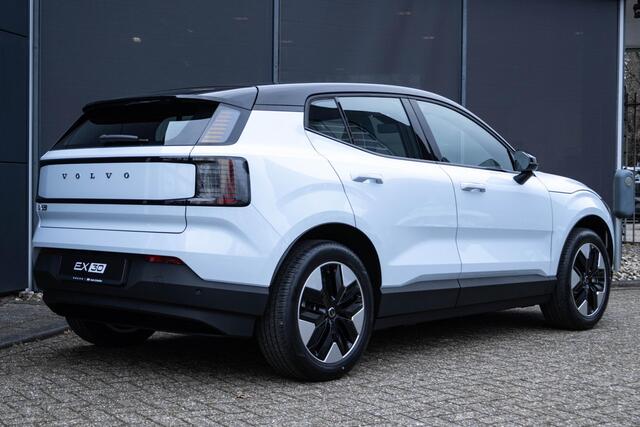Volvo EX30 Single Motor Plus Europa 51 kWh Afneembare trekhaak | Stuur & Stoelverwarming | Elektrisch verstelbare stoelen | Dak in hoogglans zwart | Apple Car Play
