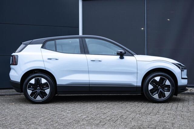 Volvo EX30 Single Motor Plus Europa 51 kWh Afneembare trekhaak | Stuur & Stoelverwarming | Elektrisch verstelbare stoelen | Dak in hoogglans zwart | Apple Car Play