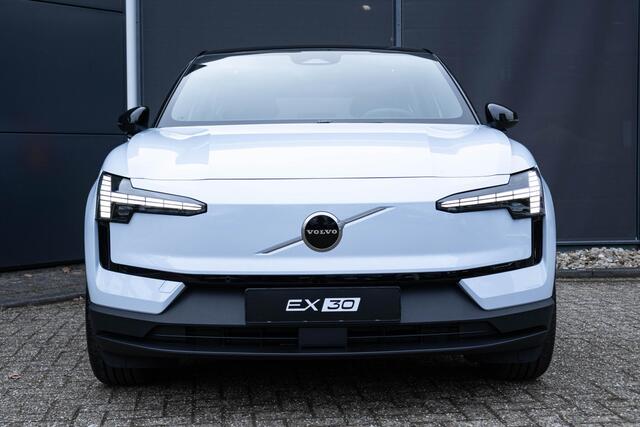 Volvo EX30 Single Motor Plus Europa 51 kWh Afneembare trekhaak | Stuur & Stoelverwarming | Elektrisch verstelbare stoelen | Dak in hoogglans zwart | Apple Car Play