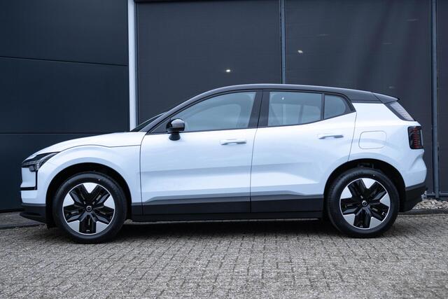 Volvo EX30 Single Motor Plus Europa 51 kWh Afneembare trekhaak | Stuur & Stoelverwarming | Elektrisch verstelbare stoelen | Dak in hoogglans zwart | Apple Car Play
