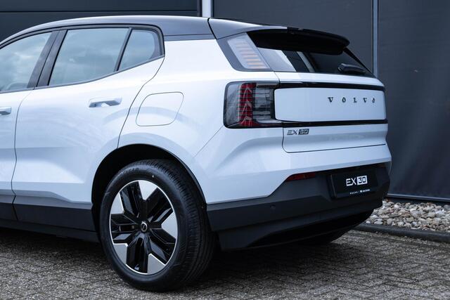 Volvo EX30 Single Motor Plus Europa 51 kWh Afneembare trekhaak | Stuur & Stoelverwarming | Elektrisch verstelbare stoelen | Dak in hoogglans zwart | Apple Car Play