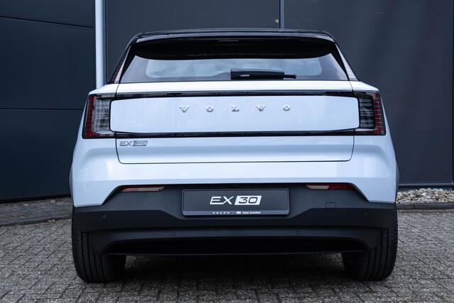Volvo EX30 Single Motor Plus Europa 51 kWh Afneembare trekhaak | Stuur & Stoelverwarming | Elektrisch verstelbare stoelen | Dak in hoogglans zwart | Apple Car Play