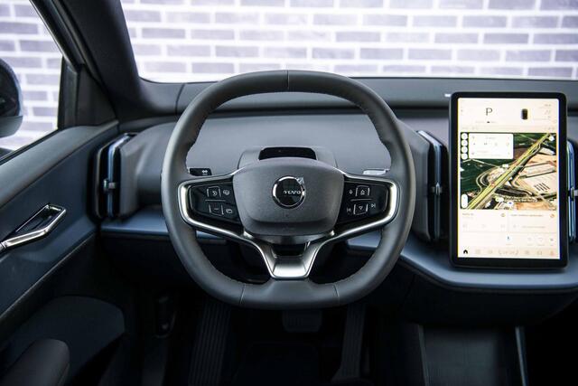 Volvo EX30 Cross Country Twin Motor Performance Ultra 69 kWh | Trekhaak | 4x4 | Adaptieve Cruise | Stoel-/Stuurverwarming | Keyless | 360 Camera | Panoramadak | Elektr. Stoelen | Harman Kardon Audio | Elek. Achterklep | Getint Glas |