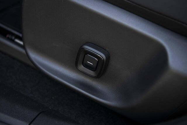 Volvo EX30 Cross Country Twin Motor Performance Ultra 69 kWh | Trekhaak | 4x4 | Adaptieve Cruise | Stoel-/Stuurverwarming | Keyless | 360 Camera | Panoramadak | Elektr. Stoelen | Harman Kardon Audio | Elek. Achterklep | Getint Glas |