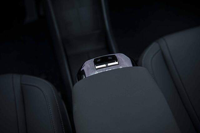 Volvo EX30 Cross Country Twin Motor Performance Ultra 69 kWh | Trekhaak | 4x4 | Adaptieve Cruise | Stoel-/Stuurverwarming | Keyless | 360 Camera | Panoramadak | Elektr. Stoelen | Harman Kardon Audio | Elek. Achterklep | Getint Glas |