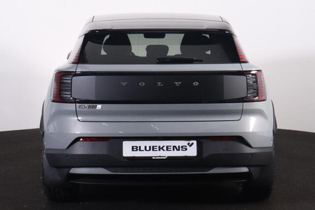 Volvo EX30 Cross Country Twin Motor Performance Ultra 69 kWh Adaptieve cruise control - Panoramadak - Elektrisch verstelbare stoelen - 360º Camera - Verwarmbare voorstoelen & stuuwiel - Harman Kardon Audio - Keyless - Elektrisch bedienbare achterklep - Getinte rame