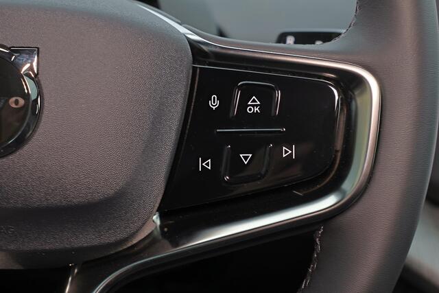 Volvo EX30 Cross Country Twin Motor Performance Ultra 69 kWh Adaptieve cruise control - Panoramadak - Elektrisch verstelbare stoelen - 360º Camera - Verwarmbare voorstoelen & stuuwiel - Harman Kardon Audio - Keyless - Elektrisch bedienbare achterklep - Getinte rame