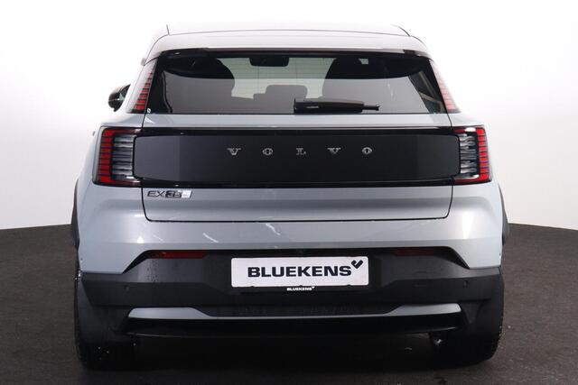 Volvo EX30 Cross Country Twin Motor Performance Ultra 69 kWh Adaptieve cruise control - Panoramadak - Elektrisch verstelbare stoelen - 360º Camera - Verwarmbare voorstoelen & stuuwiel - Harman Kardon Audio - Keyless - Elektrisch bedienbare achterklep - Getinte ramen