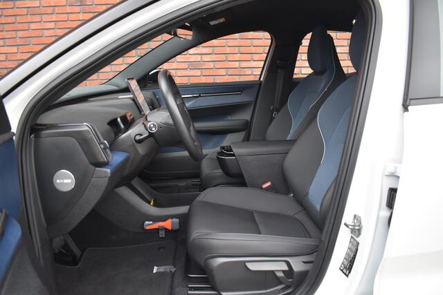 Volvo EX30 Extended Range 272PK Plus 69 kWh | Trekhaak | All-Season | Climate |