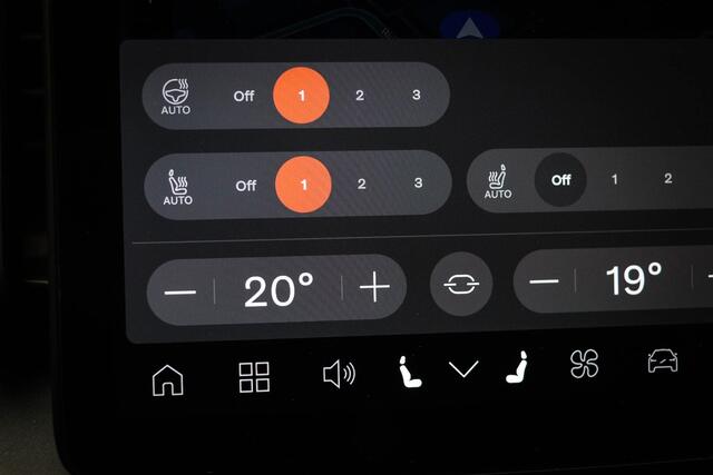 Volvo EX30 Single Motor Extended Range Plus 69 kWh SOH 99% | CLIMATE PACK | STUURVERWARMING | DAB | APPLE | CAMERA | TREKHAAK