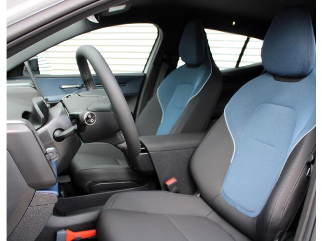 Volvo EX30 Single Motor Extended Range Plus Automaat / Climate Pack / Elektr. instelbare voorstoelen / Privacy Glass