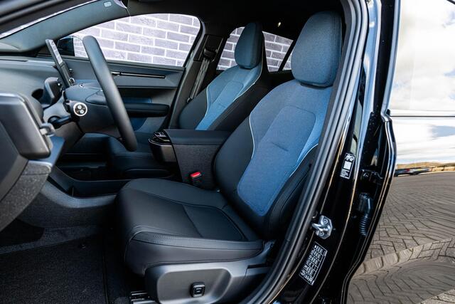 Volvo EX30 P5 Long Range Plus Black Edition Europa 69 kWh Europa | Power Seats | Stuur & Stoelverwarming | Harman/Kardon | Digital Key | Parkeercamera | Adaptive Cruise Control | BLIS | Elektrische achterklep | Google |