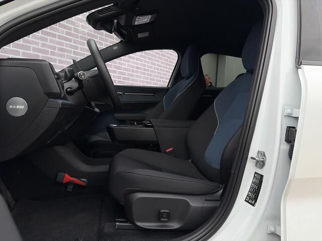 Volvo EX30 Single Motor Plus 51 kWh | Trekhaak | Elektrisch Verstelbare Voorstoelen | Harman Kardon Audio | Stoelverwarming | Achteruitrijcamera | Google Maps Navigatie | Apple Carplay | Android Auto | Elektrische Achterklep