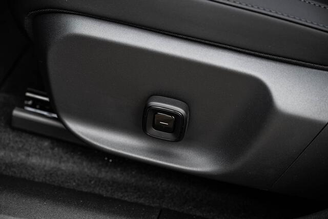 Volvo EX30 P3 Plus Europa | Elektrisch Verstelbare Voorstoelen | Stoel-/Stuurverwarming | Adaptieve Cruise Control | BLIS | Parkeersensoren Voor en Achter |