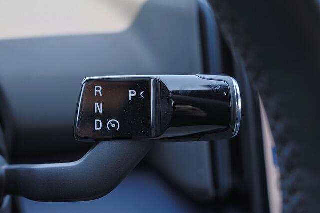 Volvo EX30 Extended Range Plus 69 kWh - Adaptive Cruise Control - Parkeercamera achter - Verwarmde voorstoelen & stuur - Parkeersensoren voor & achter - Navigatie - Extra getint glas - 19' LMV
