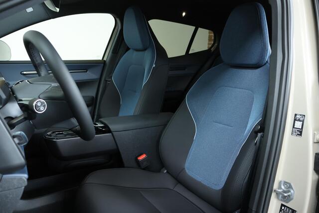 Volvo EX30 Cross Country P5 Long Range Plus Europa 69 kWh | Harman Kardon Premium Audio | Electrische bedienbare voorstoelen | Stoelverwarming | Stuurwielverwarming | Parkeercamera | Parkeersensoren voor + achter | Google Infotainment |