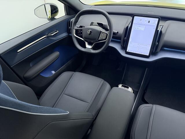 Volvo EX30 Extended Range Plus 69 kWh / Stoel/- en stuurverwarming / Harman & Kardon audio / Elektrische achterklep / 19 inch / Getint glas /