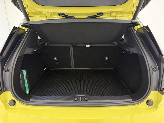 Volvo EX30 Extended Range Plus 69 kWh / Stoel/- en stuurverwarming / Harman & Kardon audio / Elektrische achterklep / 19 inch / Getint glas /