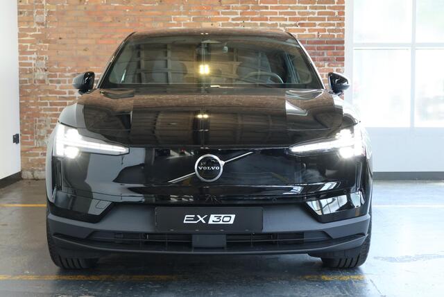 Volvo EX30 P5 Long Range Plus Europa 69 kWh | Elektrisch Vertelbare Stoelen | Extra Getint Glas Achter | Verwarmde Voorstoelen En Stuurwiel |