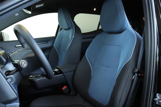 Volvo EX30 P5 Long Range Plus Black Edition Europa 69 kWh | 20" 5-Y-Spaaks Lichtmetalen Wielen | Elektrisch Verstelbare Voorstoelen | Harman Kardon Premium Audio |