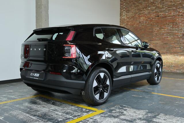 Volvo EX30 P3 Plus Europa 51 kWh | Elektrische bedienbare voorstoelen | Stoelverwarming | Stuurwielverwarming | Harman Kardon Premium Audio | Adaptive Cruise Control | BLIS | Parkeercamera | Google Infotainment | Parkeersensoren voor en achter