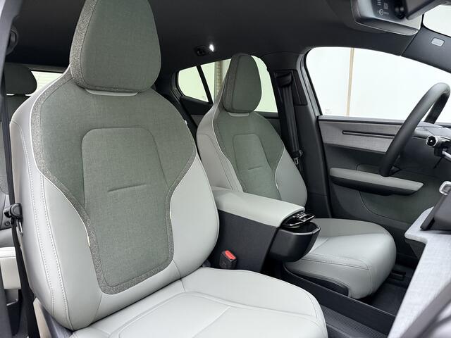 Volvo EX30 Cross Country P5 Long Range Plus Europa 69 kWh / Direct leverbaar / Elektrische stoelen / Getint glas / Stoel&stuurverwarming.