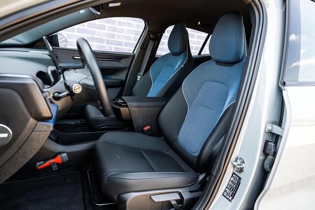 Volvo EX30 Single Motor Extended Range Plus 69 kWh | Stoel en Stuurverwarming | Adaptieve Cruise Control | BLIS | DAB+ | Keyless Entry | Parkeercamera |