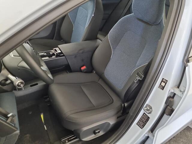 Volvo EX30 Single Motor Extended Range Plus 69 kWh | Trekhaak | Power Seats | Memory | Stoel/stuurverwarming | Camera | Harman/Kardon | Warmtepomp | DAB | BLIS |