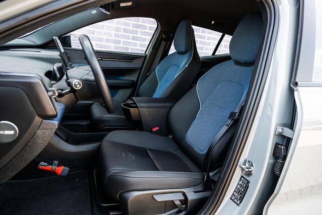 Volvo EX30 Single Motor Extended Range Plus 69 kWh | Climate Pack | Stoel en Stuurverwarming | Keyless Entry | Zwart Dak | Adaptieve Cruise Control | Blis |