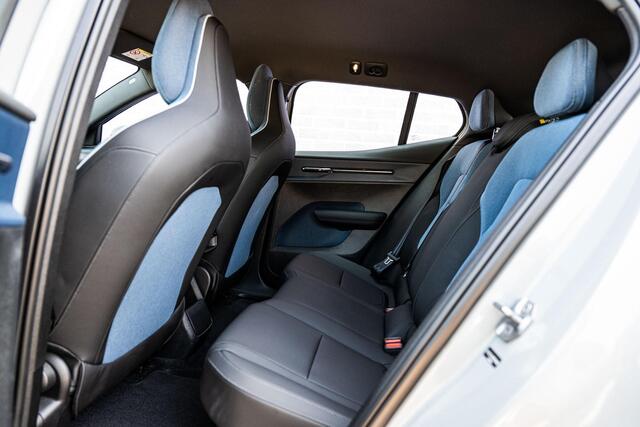 Volvo EX30 Single Motor Extended Range Plus 69 kWh | Climate Pack | Stoel en Stuurverwarming | Keyless Entry | Zwart Dak | Adaptieve Cruise Control | Blis |