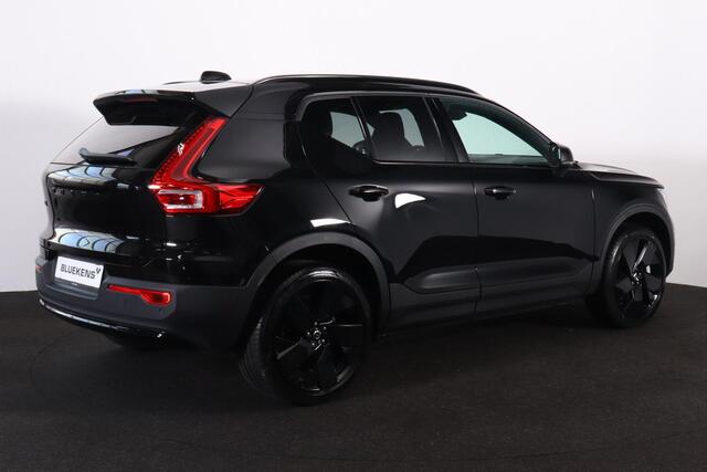 Volvo EX40 Plus Black Edition 70 kWh - IntelliSafe Assist & Surround - 360º Camera - Harman/Kardon audio - Verwarmde voorstoelen & stuur - Parkeersensoren voor & achter - Draadloze tel. lader - Warmtepomp - Extra getint glas - 20' LMV