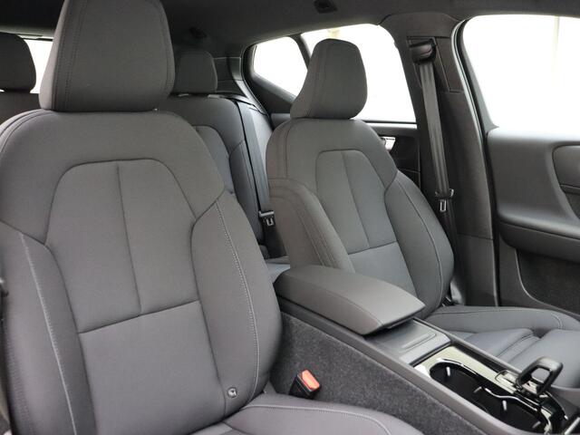 Volvo EX40 Extended Range Plus 82 kWh / ¤ 9.500,- demokorting / 3 jaar gratis onderhoud / El. Trekhaak / Warmtepomp / Stoel + Stuurw. Verwarming /