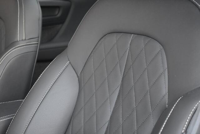 Volvo EX40 252PK Extended Range Ultra 82 kWh | Luxe lederen bekleding | Exterieur delen in kleur | Panorama dak | H&K audio