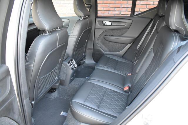 Volvo EX40 252PK Extended Range Ultra 82 kWh | Luxe lederen bekleding | Exterieur delen in kleur | Panorama dak | H&K audio