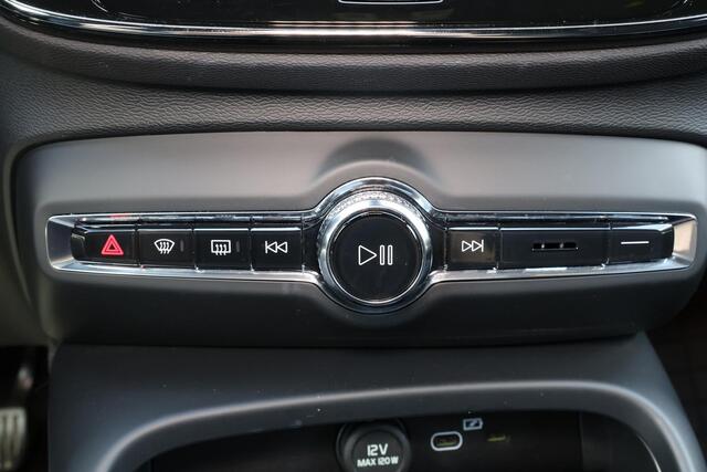 Volvo EX40 Twin Motor Performance Plus 82 kWh - IntelliSafe Assist & Surround - 360º Camera - Harman/Kardon audio - Verwarmde voorstoelen, stuur & achterbank - Parkeersensoren voor & achter - Elektr. bedienb. bestuurdersstoel met geheugen - Draadloze tel. lader - Wa