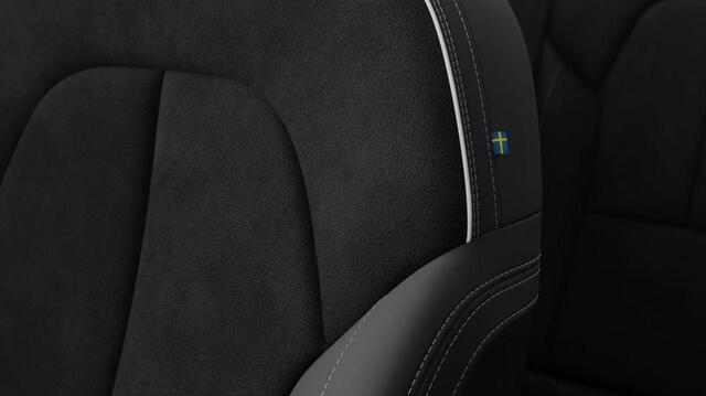 Volvo EX40 Single Motor Extended Range Plus 82 kWh / Lounge pakket / Extra getint glas / Panoramadak / 360 Camera / 20''velgen / zwart dak