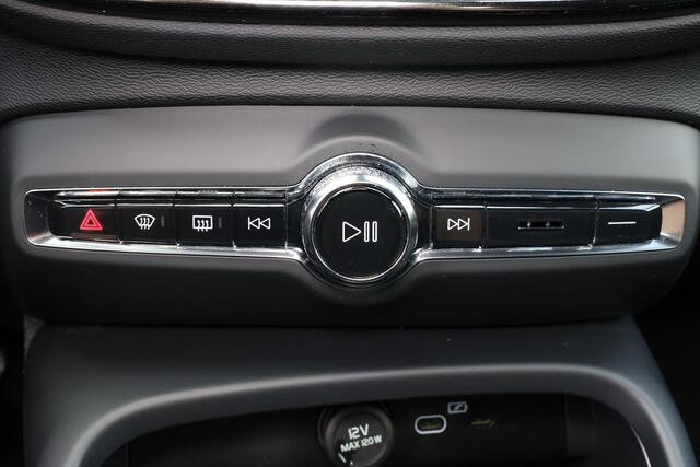 Volvo EX40 Extended Range Ultra 82 kWh - Panorama/schuifdak - IntelliSafe Assist & Surround - 360º Camera - Harman/Kardon audio - Verwarmde voorstoelen, stuur & achterbank - Parkeersensoren voor & achter - Elektr. bedienb. voorstoelen met geheugen links - Draadloze 