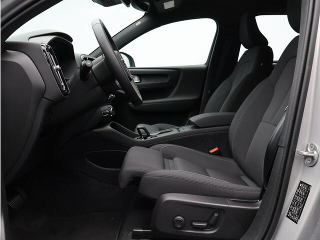 Volvo EX40 Single Motor Extended Range Plus 82 kWh / Trekhaak / Stoel- & Stuurwielverwarming / BLIS / Elek. verstelbare stoelen / Pilot Assist / 20'' / Achteruitrijcamera