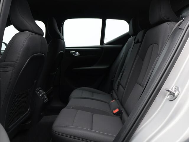 Volvo EX40 Single Motor Extended Range Plus 82 kWh / Trekhaak / Stoel- & Stuurwielverwarming / BLIS / Elek. verstelbare stoelen / Pilot Assist / 20'' / Achteruitrijcamera